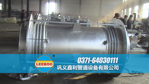 大拉桿<a href=http://m.wa775i18.cn target=_blank class=infotextkey>補(bǔ)償器</a>現(xiàn)場圖